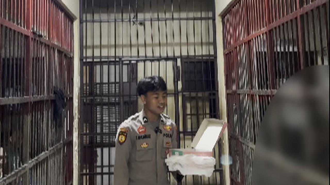Sederhana Namun Penuh Kebahagiaan, Aksi Polisi Beri Kejutan Ultah untuk Tahanannya Ini Curi Perhatian