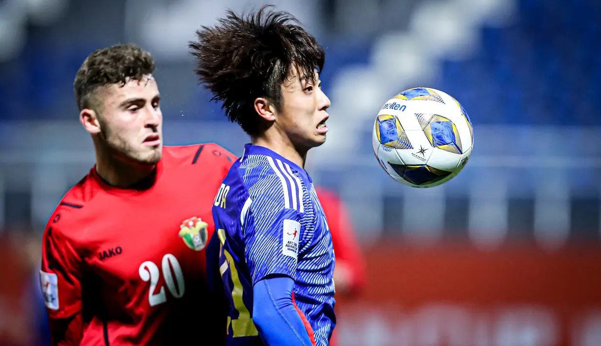 Pemain Jepang U-20, Hidemasa Koda (kanan) menguasai bola dibayangi pemain Yordania U-20, Ali Ahmad Azaizeh pada laga perempatfinal Piala Asia U-20 2023 di Lokomotiv Stadium, Tashkent, Uzbekistan, Minggu (12/3/2023). (AFC/Sayed Husain Ibrahim)