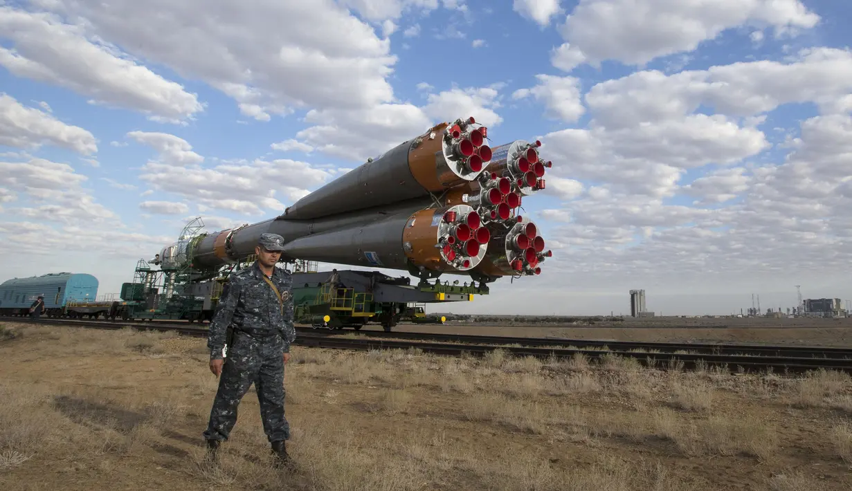 Petugas saat berjaga disekitaran pesawat luar angkasa Soyuz TMA - 18M yang akan diangkut dari tempat perakitan di kosmodrom Baikonur, Kazakhstan, Senin (31/8/2015). Soyuz akan dijadwalkan lepas landas pada dua September 2015. (REUTERS/Shamil Zhumatov)