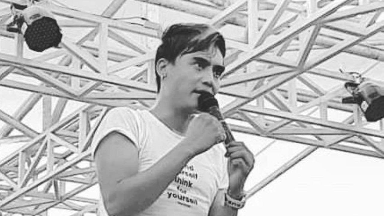 Momen Charly Van Houten Vokalis Setia Band Makan di Pinggir Jalan, Netizen Malah Heboh Sebut 'Artis Kampungan
