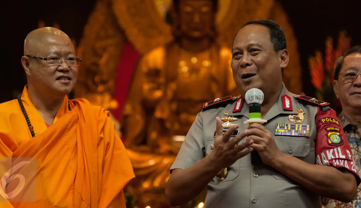 Wakapolda Metro Jaya Jakarta Suntana saat memberikan ucapan perayaan Hari Trisuci Waisak di Wihara Ekayana Arama-Indonesia Buddhist Center, Tanjung Duren, Jakarta, Kamis (11/5). (Liputan6.com/Gempur M Surya)