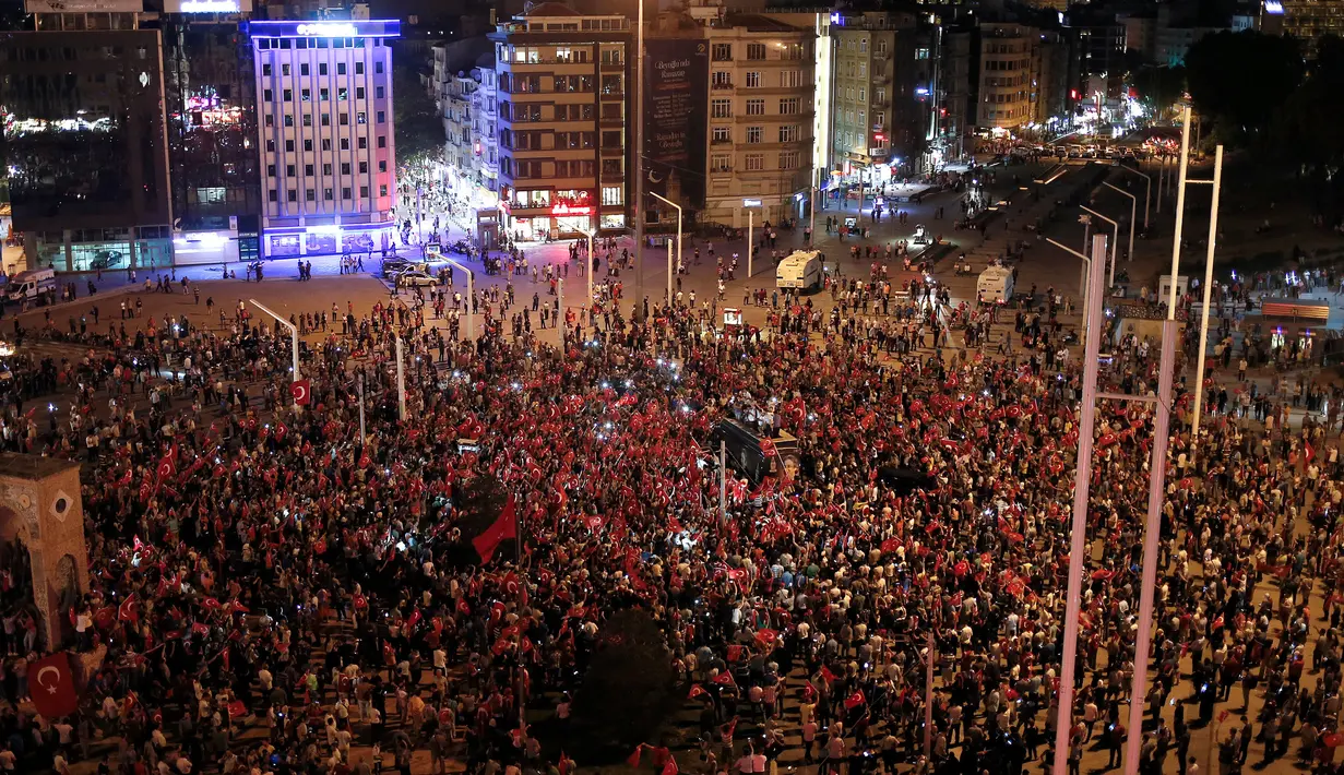 Pendukung Presiden Turki, Tayyip Erdogan turun ke jalan untuk merayakan kegagalan kudeta militer di Taksim Square, pusat kota Istanbul, Sabtu (16/7). Pihak militer berupaya melakukan kudeta terhadap Pemerintahan Erdogan (REUTERS/Alkis Konstantinidis)