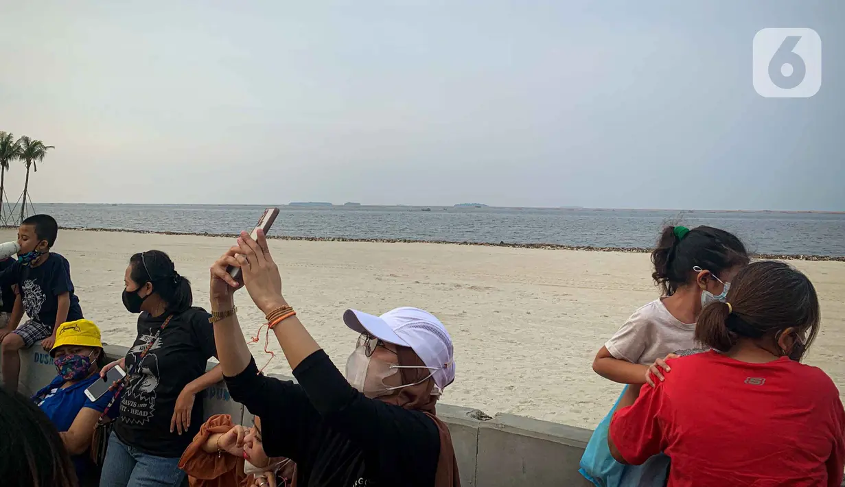 Wisatawan berselfie di Pantai Pasir Putih PIK 2, Tanggerang, Banten, Minggu (3/9/2021). Kawasan Jabodetabek masih berstatus PPKM Level 3 dengan sejumlah pelonggaran di tempat wisata pada akhir pekan yang harus diperhatikan pengunjung dan pengelola. (Liputan6.com/Faizal Fanani)