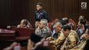 Ekpresi Ketua KPU Arief Budiman (tengah) saat mengikuti sidang putusan sengketa Pilpres 2019 di Gedung Mahkamah Konstitusi (MK), Jakarta, Kamis (27/6/2019). MK akan membacakan putusan sengketa Pilpres 2019 yang dimohonkan kubu Prabowo-Sandiaga. (Liputan6.com/Faizal Fanani)