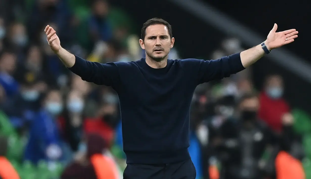 Pelatih Chelsea, Frank Lampard, memperhatikan pemainnya saat menghadapi Krasnodar pada laga lanjutan Liga Champions 2020/2021 di Krasnodar Stadium, Kamis (29/10/2020) dini hari WIB. Chelsea menang 4-0 atas Krasnodar. (AFP/Kirill Kudryavtsev)