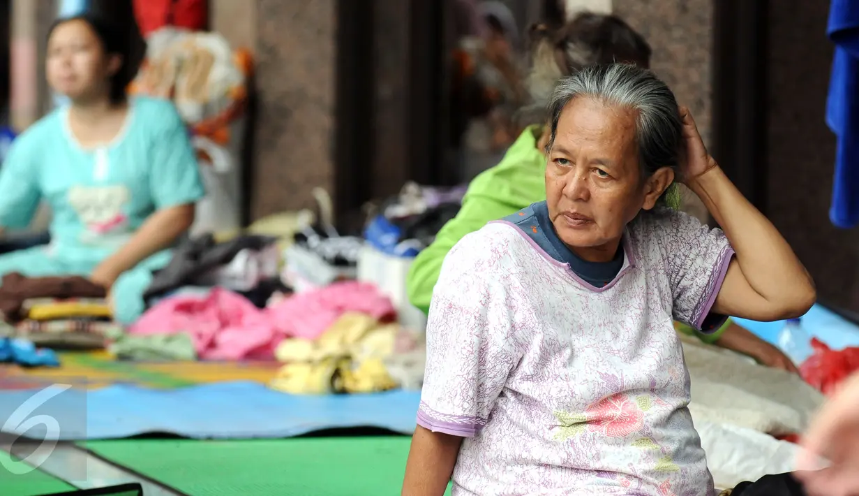 Warga Cipinang Melayu beristirahat di pelataran Masjid Raya Universitas Borobudur, Jakarta, Senin (20/2). Ratusan warga Cipinang Melayu terpaksa mengungsi akibat banjir yang menggenangi pemukiman mereka. (Liputan6.com/Helmi Fithriansyah)