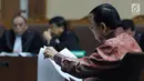 Terdakwa korupsi proyek e-KTP, Setya Novanto membaca nota pembelaan pada sidang lanjutan di Pengadilan Tipikor, Jakarta, Jumat (13/4). Sidang mendengar pembacaan nota pembelaan terdakwa. (Liputan6.com/Helmi Fithriansyah)