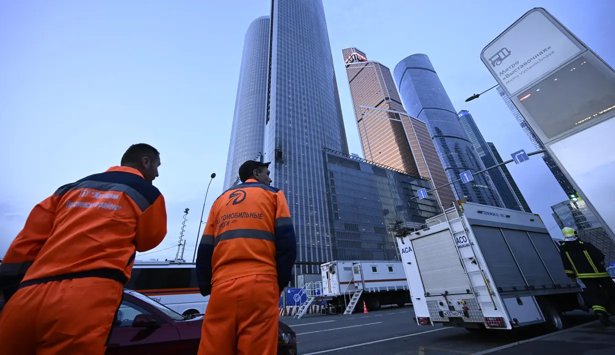 Bandara Moskow menunda penerbangan sebentar setelah pesawat tak berawak menabrak gedung di pusat kota, dan dua pesawat lainnya dijatuhkan di wilayah tersebut. (AP Photo)
