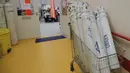 Tabung oksigen ditempatkan di troli belanja di ruang gawat darurat yang menjadi unit COVID-19 karena tingginya jumlah kasus di rumah sakit Bagdasar-Arseni, Bucharest, Selasa (12/10/2021). Rumania pada Selasa melaporkan hampir 17.000 Infeksi baru COVID-19 dan 442 kematian (AP Photo/Andreea Alexandru)