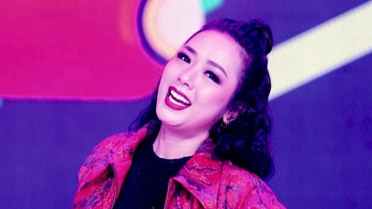 5 Pesona Soimah Berbalut Gaun Putih dengan Rambut Terurai Panjang, Elegan dan Mewah
