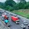 Kondisi arus lalu lintas saat penerapan contraflow di jalan Tol Jakarta-Cikampek. (Antara)