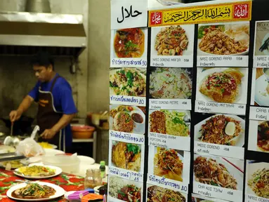 Beragam menu makanan halal ditawarkan di Mini Plaza Ramkhamhaen 59, Bangkok Thailand, Jumat (16/12). Menu makanan bernuansa islami tersebut dijual dikisaran 40 hingga 50 bath atau setara Rp 18.000,-. (Liputan6.com/Helmi Fithriansyah)