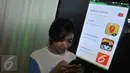 Seorang wanita mencoba menggunakan aplikasi Google App Kartu Now yang baru diluncurkan di Jakarta, Senin (29/6). Kartu Now ini bertujuan membantu pengguna menemukan beragam informasi yang paling dicari selama Ramadan. (Liputan6.com/Herman Zakharia) 