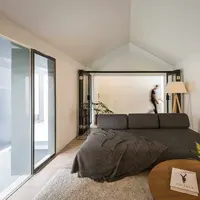 Interior rumah minimalis dengan langit-langit model pitched karya Dhaniē & Sal. (dok. DH House/Arsitag.com)