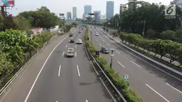 Suasana arus lalu lintas tampak lengang di Tol Dalam Kota, Jakarta Rabu (27/6). Lalu lalang kendaraan menurun dibandingkan hari biasanya yang selalu padat. (Liputan6.com/Arya Manggala)