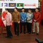 Sekjen PDIP Hasto Kristianto (merah) bersalaman dengan utusan PM Jepang Shinzo Abe di Kantor DPP PDIP, Jakarta, Kamis (18/1). Seluruh utusan PM Jepang mengenakan baju batik dalam pertemuan ini. (Liputan6.com/Angga Yuniar)