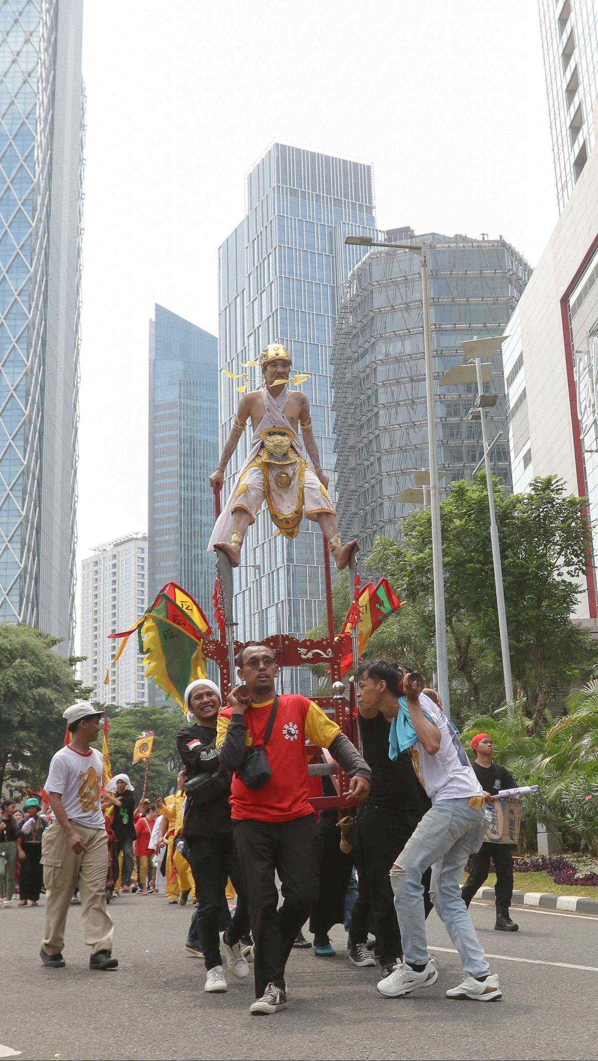 Perayaan ini menampilkan atraksi budaya Tionghoa, mulai dari tarian barongsai, liong naga, hingga atraksi tatung.&nbsp;