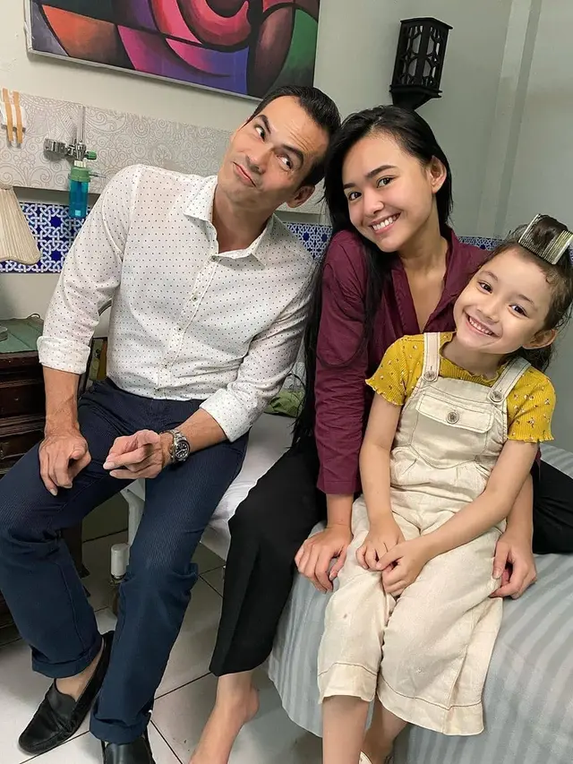 Berperan Suami Istri, Ini 6 Momen Kedekatan Amanda Manopo dan Atalarik Syach