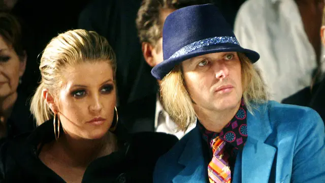 Lisa Marie Presley dan Michael Lockwood pada 2001. (AP Photo/Seth Wenig, File)