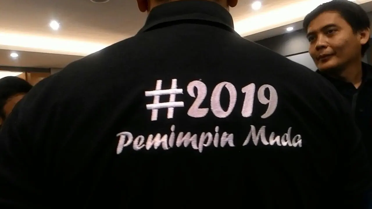Putu Supadman Rudana memamerkan kaus bertagar #2019PemimpinMuda (Merdeka.com/Titin Supriatin)