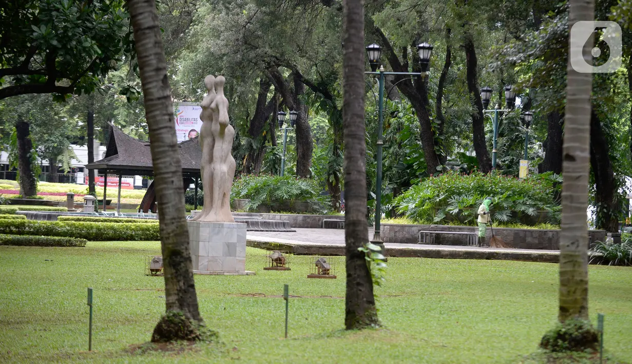 Suasana Taman Suropati, Menteng, Jakarta, Senin (21/12/2020). Pemerintah Provinsi DKI Jakarta mengeluarkan aturan mengenai pembatasan operasional tempat makan, hiburan, dan lokasi wisata selama libur Natal 2020 dan tahun baru 2021 hingga jam 21.00 malam. (merdeka.com/Dwi Narwoko)