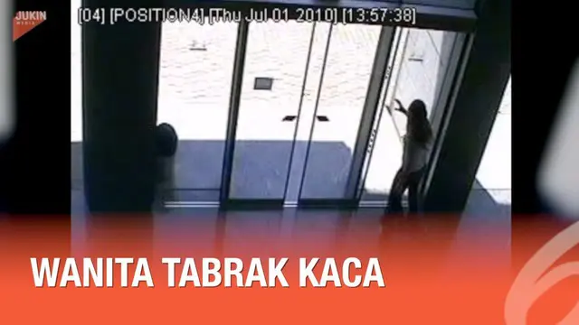 Video yang terjadi pada tahun 2010 ini kembali viral di media sosial. Menunjukkan seorang wanita yang menabrak kaca karena tak paham pintu otomatis.