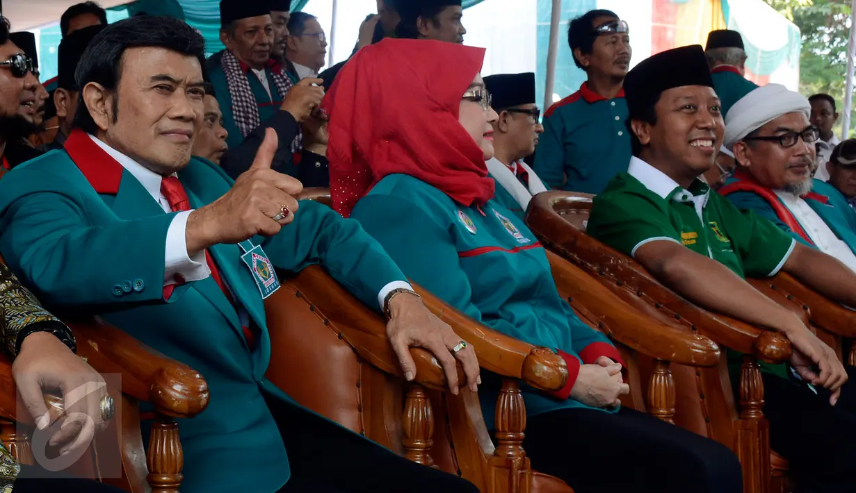 Ketum Partai Idaman Rhoma Irama mengacungkan jempol saat acara deklarasi nasional partai di Tugu Proklamasi Jakarta, Rabu (14/10). Deklarasi tersebut diisi dengan pelantikan pengurus pusat dan penyampaian visi dan misi partai. (Liputan6.com/Yoppy Renato)