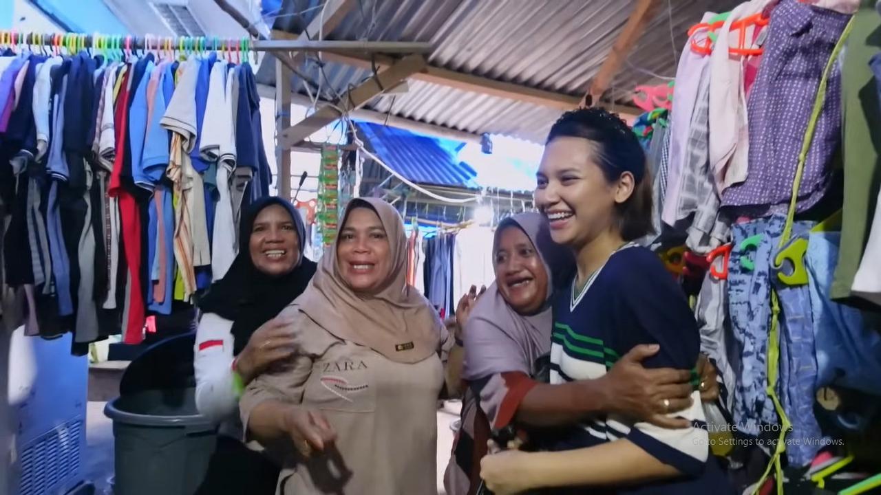 10 Potret Keseruan Indah Permatasari Thrifting Baju di Kampung Halaman Arie Kriting, Lewati Jalan Becek - Dipeluk Ibu-Ibu