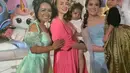 Rianti Cartwright membawa anak semata wayangnya untuk hadiri pesta ulang tahun Claire. Rianti tampil dengan dress warna pink, sedangkan sang putri, Cara Rose, tampil kasual dengan kaus putih. [@riantic]