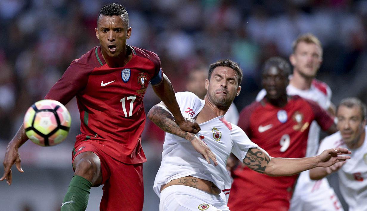 Kapten Portugal, Nani, berusaha mengamankan bola saat laga melawan Gibraltar. Gol-gol Portugal diciptakan oleh Nani dua gol, Joao Cancelo, Bernardo Silva dan Pepe. (EPA/Hugo Delgado)