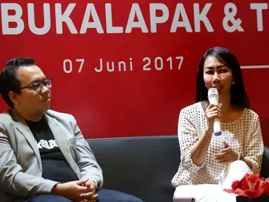 Direktur Utama TIKI Yulina Hastuti dan Co-Founder dan CFO Bukalapak,Muhammad Fajrin Rasyid memberikan keterangan pers di Kantor Bukalapak, Jakarta, Rabu (7/6). Bukalapak dan TIKI menawarkan dua layanan untuk para pelapak. (Liputan6.com/Angga Yuniar)