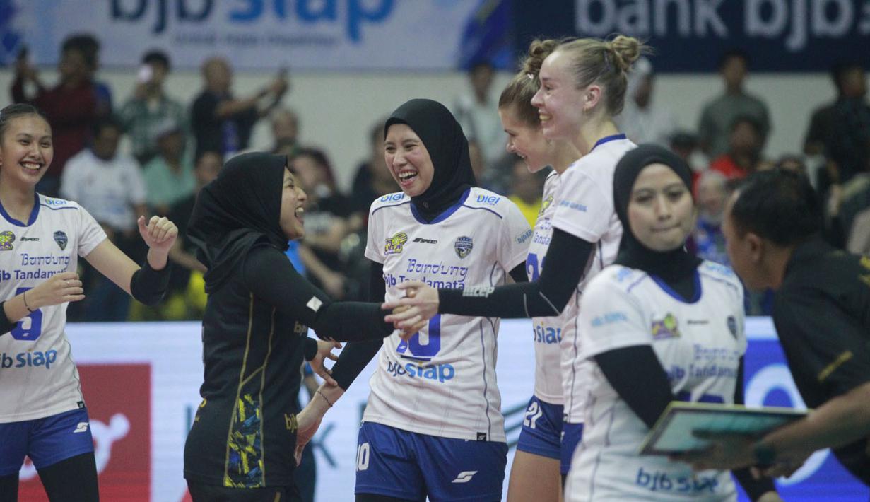<p>Selebrasi para pemain Bandung BJB Tandamata, Agustin Wulandhari (tengah) dkk merayakan kemenangan 3-2 (28-26, 26-24, 18-25, 12-25 dan 15-13) atas Jakarta Popsivo Polwan pada laga seri kedua putaran kedua PLN Mobile Proliga 2024 di GOR Si Jalak Harupat, Kabupaten Bandung, Jumat (7/6/2024). (Dok. PBVSI)</p>