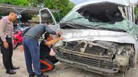 Petugas memeriksa kendaraan yang rusak akibat kecelakaan lalu lintas tunggal di Kabupaten Buleleng, Bali, Indonesia, 14 November 2025. Lima warga negara Tiongkok tewas dan delapan lainnya luka-luka Jumat dini hari dalam kecelakaan tersebut. (Surya/Xinhua)