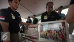 Petugas kepolisian mengamankan foto wanita yang ditemukan di salah satu cafe di kawasan kalijodo, Jakarta, Sabtu (20/2/2016). Polda Metro Jaya bersama TNI serta Satpol PP, Operasi penyakit masyarakat di kawasan kalijodo. (Liputan6.com/Herman Zakharia)