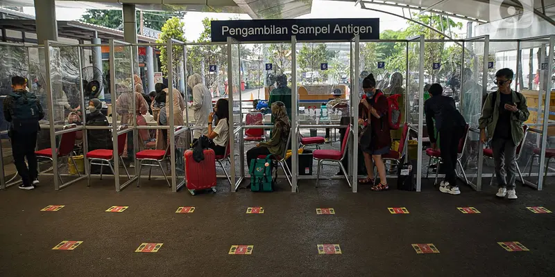 FOTO: Stasiun Pasar Senen Sediakan Tes PCR Untuk Calon Penumpang KA Jarak Jauh