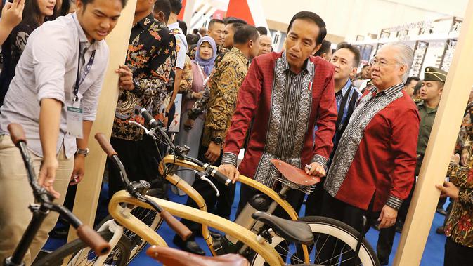 Presiden Joko Widodo dan Mendag Enggartiasto Lukita melihat pameran Trade Expo 2017 di ICE BSD, Tangerang Selatan, Rabu (11/10). Pameran Trade Expo Indonesia (TEI) ke-32 tersebut berlangsung dari 11-15 Oktober 2017. (Liputan6.com/Angga Yuniar)