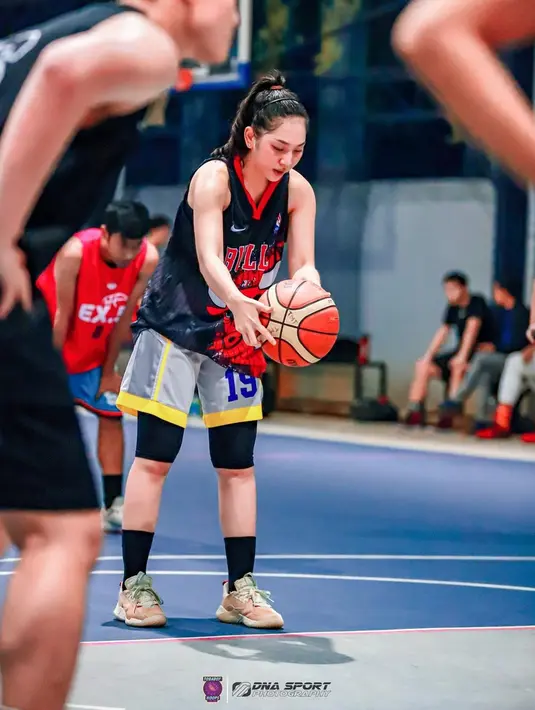 Foto candid Harini Sondakh yang tengah fokus untuk mengoper dan akan mendribble bola ini perlihatkan sisi seorang Harini Sondakh ketika sedang serius. Aksi Harini Sondakh ketika main basket ini menunjukkan jika Harini mempunyai segudang bakat dan prestasi yang membanggakan. (Liputan6/IG/@harinisondakh)