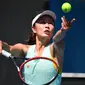 Petenis China Peng Shuai SAAT servis bola saat sesi latihan jelang turnamen tenis Australia Terbuka di Melbourne pada 13 Januari 2019. (WILLIAM WEST / AFP)