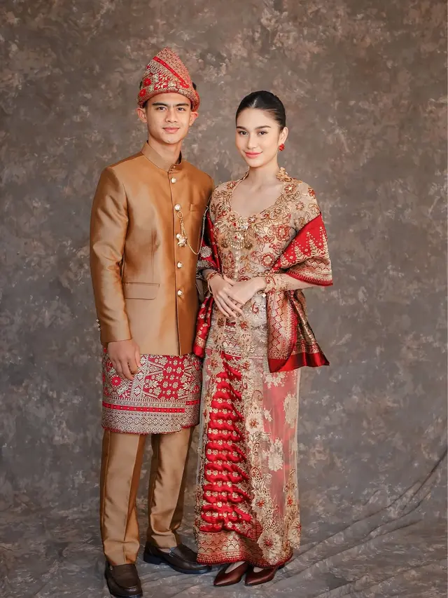 Potret Serasi Azizah Salsha dan Pratama Arhan Bak Pasangan Bangsawan dalam Balutan Adat Minang