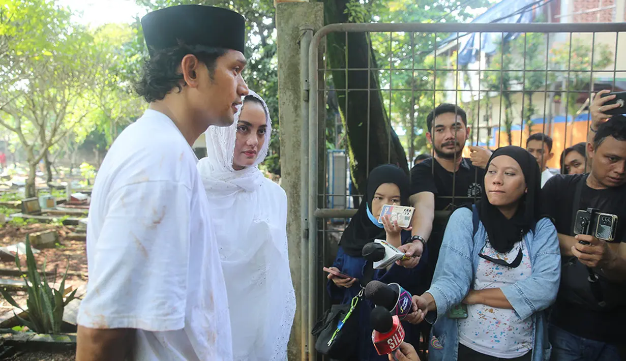 "Almarhum sakit struk yang kedua, setelah yang kedua kondisinya lebih parah. Ginjalnya juga sudah tidak berfungsi," ujar Ibnu Jamil usai pemakaman. 
Semoga amal ibadahnya almarhum diterima Allah SWT. Keluarga yang ditinggalkan diberi ketabahan dan keikhlasan. [Foto; Adrian Putra/Fimela.com]