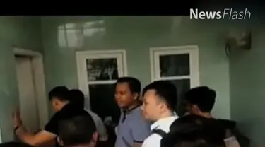 Polisi menggeledah rumah Firza Husein di Jalan Makmur, Lubang Buaya, Jakarta Timur, hari ini. Hal itu disampaikan Ketua RT 03/RW 07, Mat Yasin, yang ikut mendampingi polisi menggeledah rumah tersangka kasus makar itu.