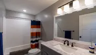 7 Cara Menjaga Toilet Tetap Segar saat Ventilasi Kamar Mandi Sangat Terbatas
