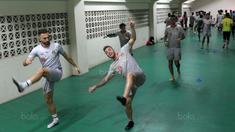 Pemain Bhayangkara FC, Paulo Sergio (kanan) dan Ilija Spasojevic (kiri) menikmati sesi latihan di Stadion Patriot Bekasi, Sabtu (11/11/2017). Latihan tersebut jelang melawan Persija. (Bola.com/Nicklas Hanoatubun)