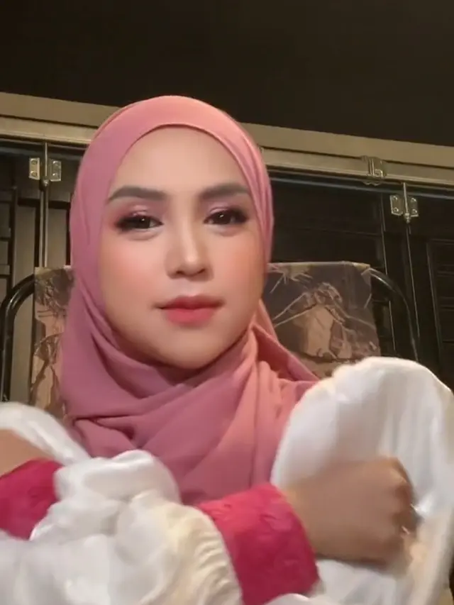 Ria Ricis belum lama ini mengunggah video barunya di media sosial, netizen pun salfok dikira Irish Bella