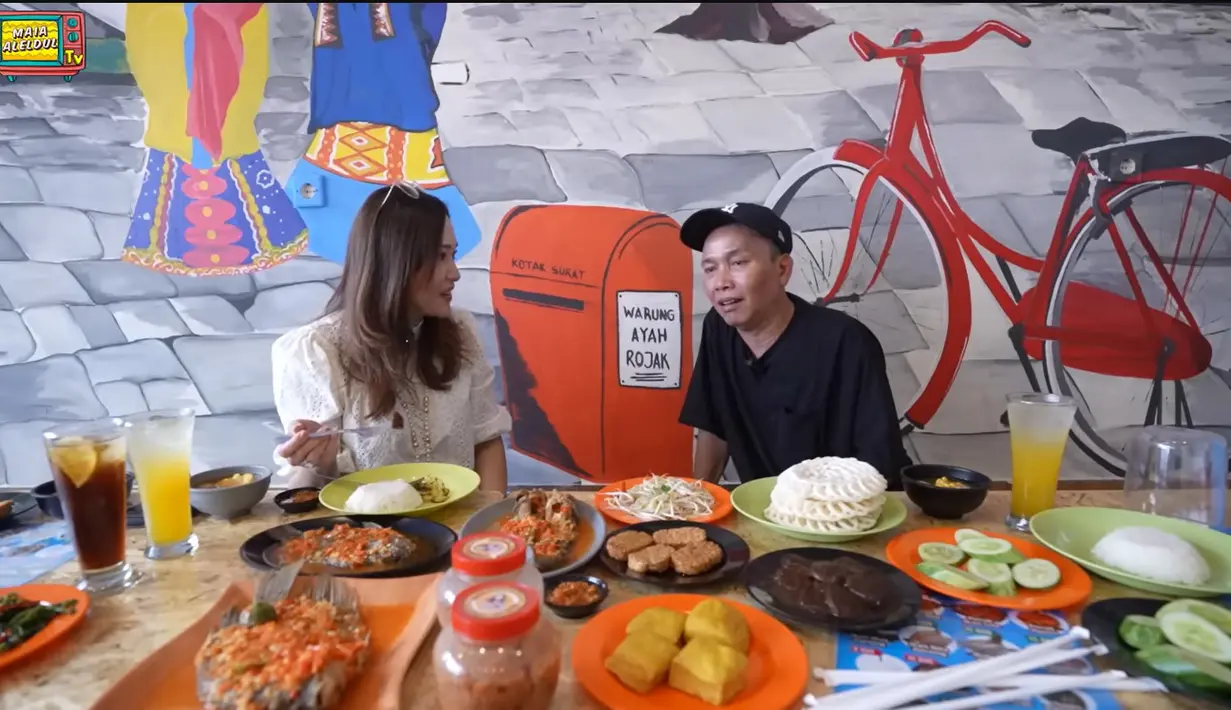 Ayah Ojak juga sempat curhat karena selama ini kerap dituding plagiat. Menurutnya, rencana membuka warung khas Betawi tersebut telah di rencanakan sejak tiga tahun lalu. [Youtube/MAIA ALELDUL TV]