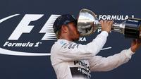 Pebalap Mercedes, Lewis Hamilton, merayakan kemenangan dalam F1 GP Jepang di Sirkuit Suzuka, Jepang, Minggu (27/9/2015). (Reuters/Thomas Peter)