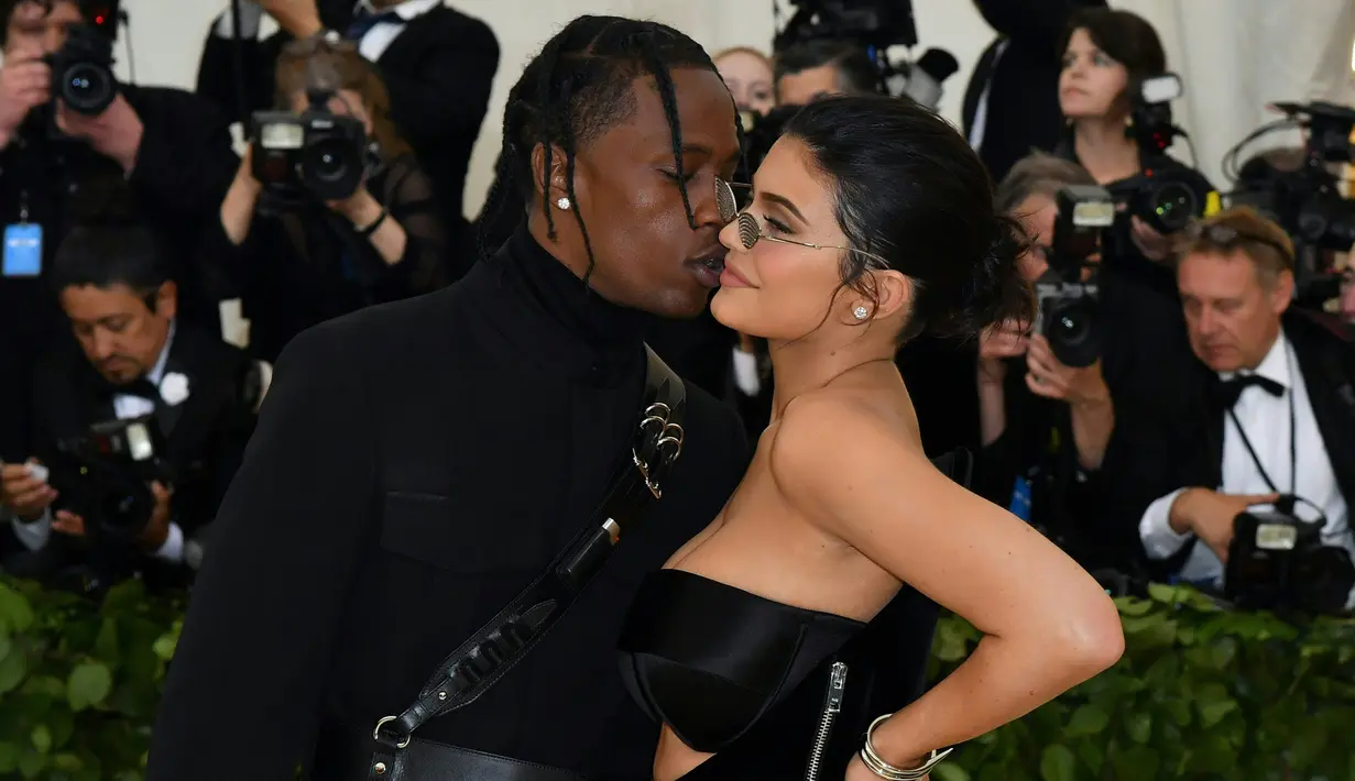 Kylie Jenner mengajak kekasihnya, Traviz Scott menghadiri Met Gala 2018 di Metropolitan Museum of Art New York, Senin (7/5). Untuk pertama kalinya, Kylie Jenner berjalan di karpet merah bersama sang kekasih setelah melahirkan Stromi. (AFP/Angela WEISS)
