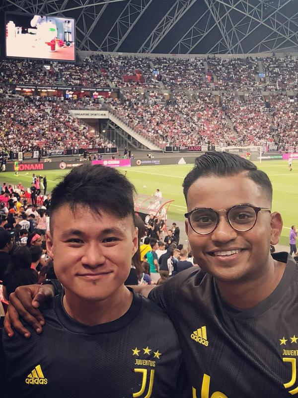 Juventus Jeganathan (kanan) menonton Juventus tanding di ICC 2019 Singapura. (Liputan6.com/Thomas)