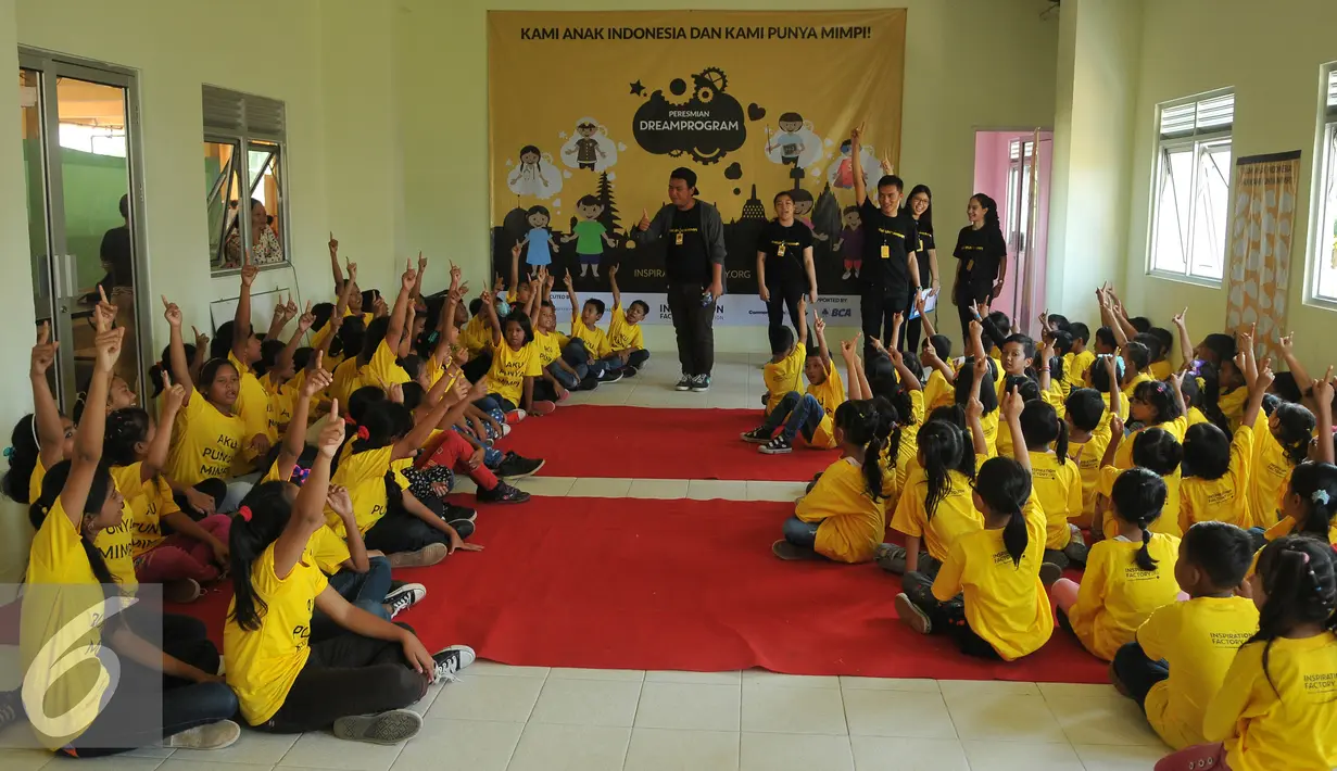 Sejumlah anak mengikuti acara Dream Program di Rusun Cipinang Besar Selatan, Jakarta, Rabu (27/4). Pemerintah dibantu dengan Inspiration Factory Foundation memberikan pendidikan non formal bagi anak-anak korban penggusuran. (Liputan6.com/Gempur M Surya)
