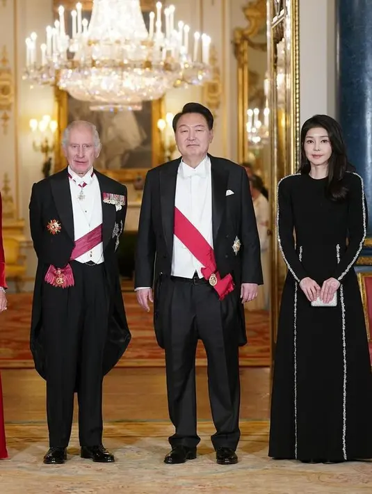 <p>Sebagai tamu, Ibu Negara Korsel Kim Keon-Hee tampil tone down dengan gaun malam hitam [@theroyalfamily]</p>